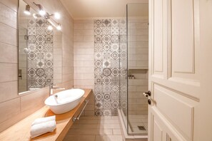 Douche, sèche-cheveux, serviettes fournies, savon