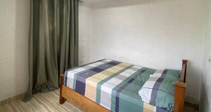 1 Bedroom House Sleeps 2 - Aircon - Free Parking