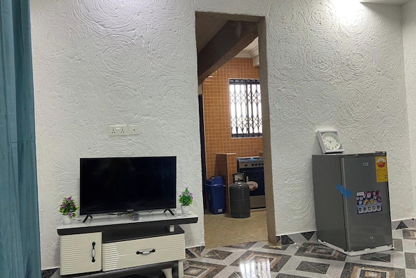 Interior - 1 Bedroom House Sleeps 2 - Aircon - Free Parking (Tema)