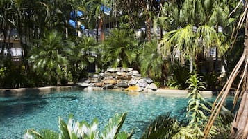2 piscines extérieures