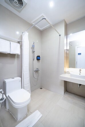 Un baño moderno con inodoro, ducha y lavamanos.