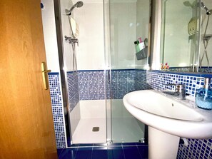 Dusche, Haartrockner, Handtücher, Seife