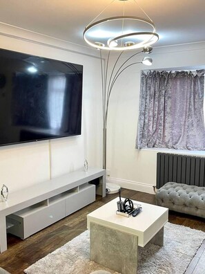 House | Living area | Fireplace - Beautiful 4-bed House in Billericay (Billericay)