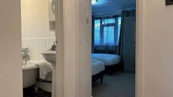 House | 4 bedrooms, free WiFi, bed sheets