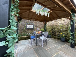 Outdoor dining - Beautiful 2-bed Cottage in Heysham Village (Morecambe)