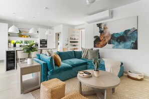 Smart TV - 7 Minute walk to BEACH /Brand New Luxury Villa / Sleeps 10 (Porters)