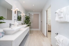 Douche, sĂšche-cheveux, serviettes fournies, savon