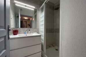 Dusche, Haartrockner, Seife, Toilettenpapier