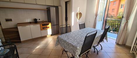 City-Apartment | Eigene Küche | Großer Kühlschrank, Mikrowelle, Ofen, Geschirrspüler