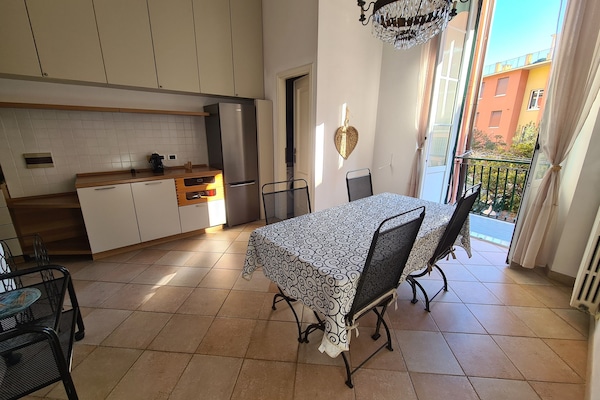 City-Apartment | Eigene Küche | Großer Kühlschrank, Mikrowelle, Ofen, Geschirrspüler