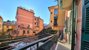 A balcony with a metal railing overlooking a residential area with colorful buildings. - Santa in Caruggio- PortofinoVacanze (Santa Margherita Ligure)