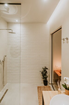 ลักซ์ชัวรี่วิลล่า | ห้องน้ำ | รองเท้าสวมภายในห้อง, ผ้าเช็ดตัว