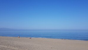 A beach with a clear sky and calm sea. - Unique accommodation with a private pool, sea view, terrace, 300m to Aldea Beach (Manilva)