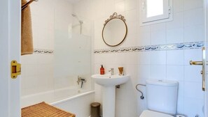 A bathroom with a bathtub, a sink, a toilet, and a shower. - Unique accommodation with a private pool, sea view, terrace, 300m to Aldea Beach (Manilva)