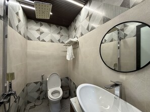 Habitació doble Deluxe | Bany | Dutxa, sabó i paper higiènic
