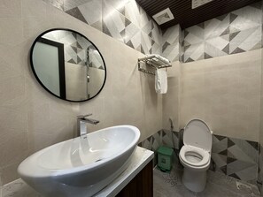 Chambre Deluxe | Salle de bain | Douche, savon, papier toilette