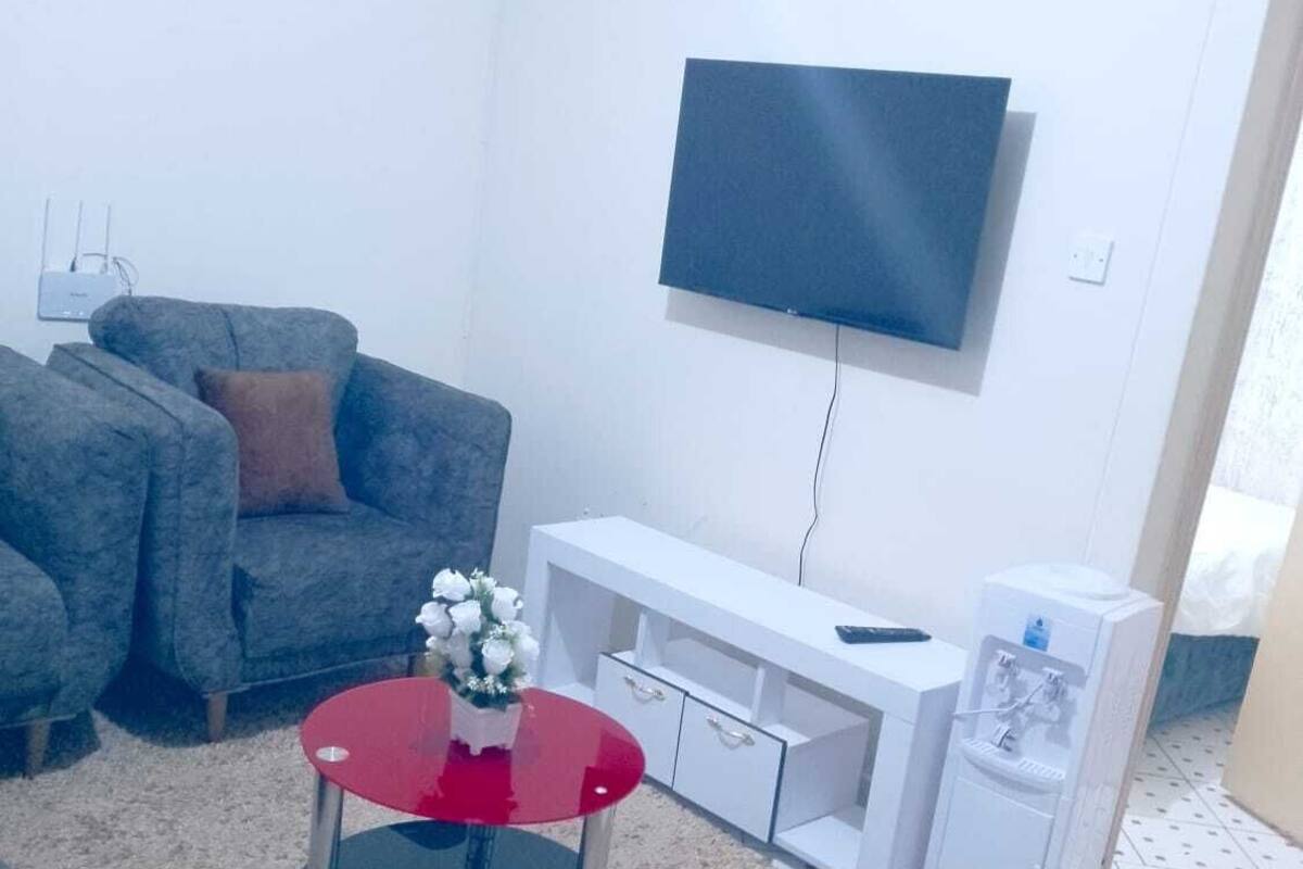 Căn hộ Executive | Khu phòng khách | Smart TV 24-inch có truyền hình kỹ thuật số 