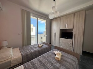 3 quartos, ferros/tábuas de passar roupa, berço de viagem