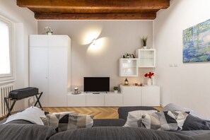 TV - BnButler - Black Mountain, 62 (Milano)