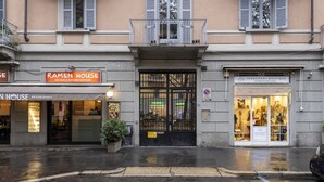 A street view with a restaurant named 'Ramen House' and a boutique named 'Temporary Boutique.' - BnButler - Black Mountain, 62 (Milano)
