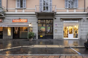 A street view with a restaurant named 'Ramen House' and a boutique named 'Temporary Boutique.'