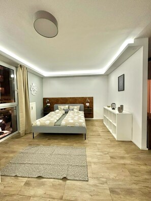 Estudio clásico | Ropa de cama de alta calidad, escritorio, tabla de planchar con plancha