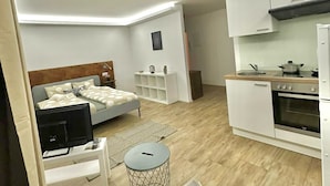 Studio classique | Cuisine privée | Réfrigérateur, un four, surface de cuisson, vaisselle et ustensiles