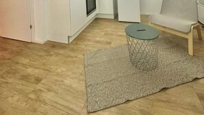 Réfrigérateur, un four, surface de cuisson, vaisselle et ustensiles