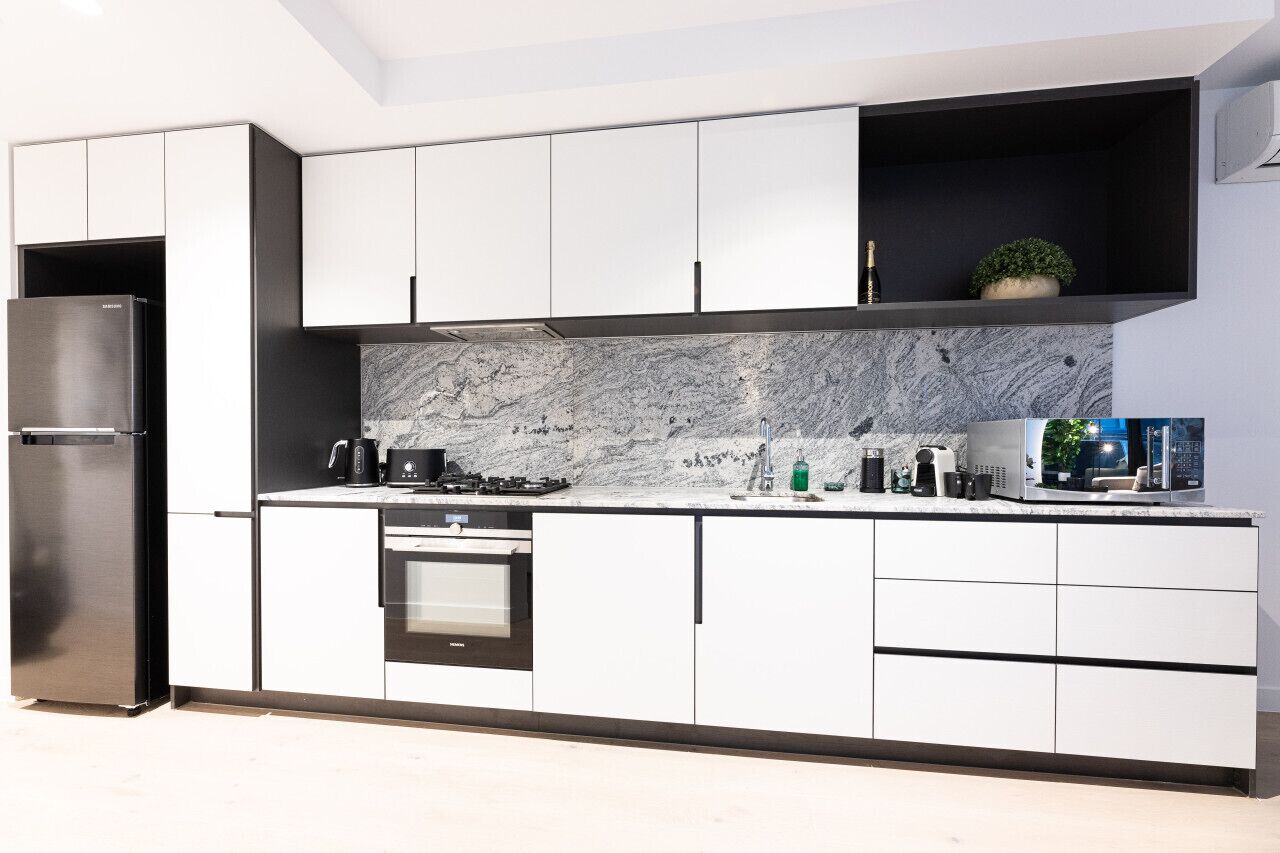 冷蔵庫、コンロ、食器洗い機、コーヒー / ティーメーカー