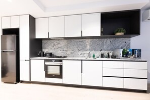 Frigorífic, placa de cuina, rentaplats i cafetera i tetera 