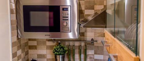 Køleskab, mikrobølgeovn, kogeplade, kaffe-/temaskine