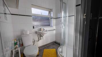 Apartment | Bathroom | Shower, towels