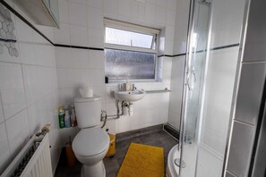 Apartment | Bathroom - Beautiful 2-bed Apartment in Dartford (Dartford)