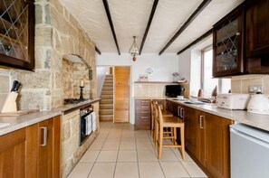 Apartment | Private kitchen - Stunning 2-bed Apartment in Dartford (Dartford)