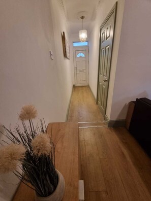 House | Interior - Elegant 4-bed House in Dartford (Dartford)