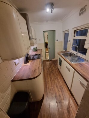 House | Private kitchen - Elegant 4-bed House in Dartford (Dartford)