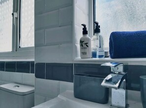 House | Bathroom | Shower, towels