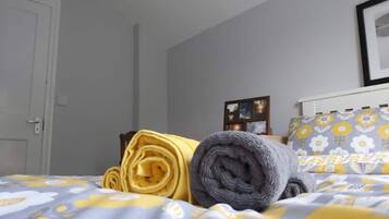 House | 4 bedrooms, iron/ironing board, free WiFi, bed sheets