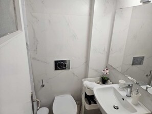 Shower - F23 Athens Apartment (Athens)