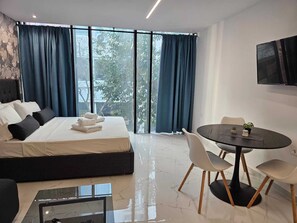 書桌、免費 Wi-Fi