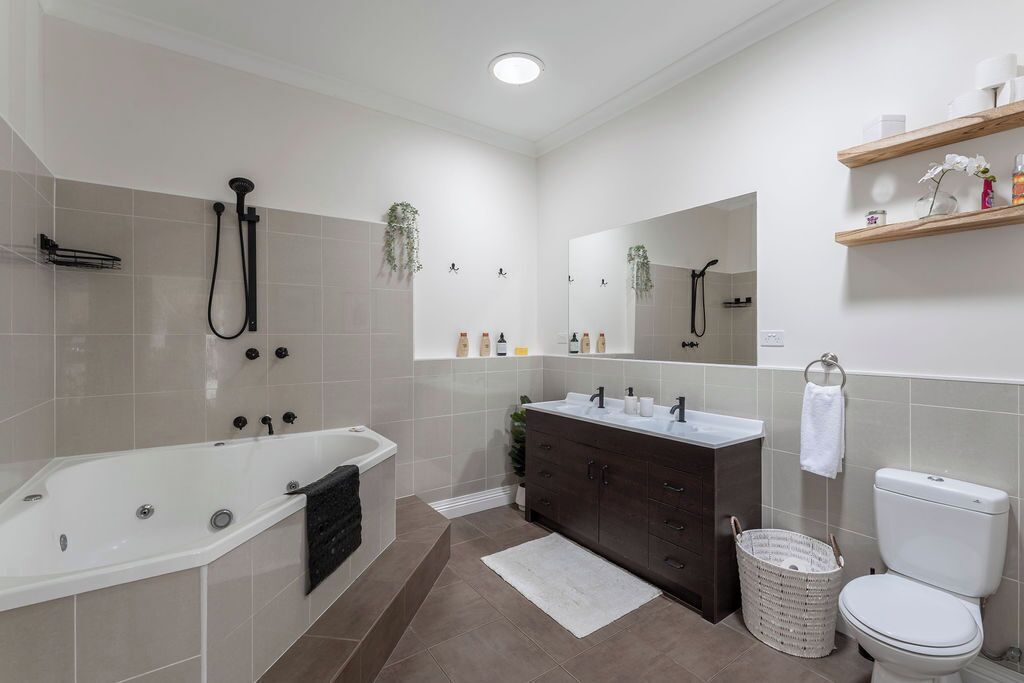 Douche, sèche-cheveux, serviettes fournies
