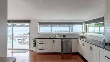 Kylskåp, mikrovågsugn, ugn och diskmaskin