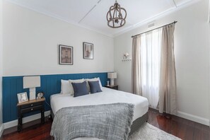 3 bedrooms, desk, iron/ironing board, bed sheets