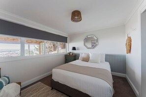 3 عدّة غرف نوم ومكتب ومكواة/لوح كي وملاءات أسرّة