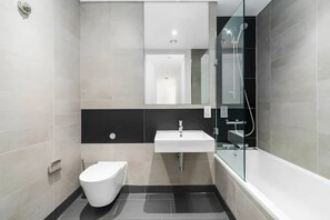 Serviettes fournies, savon, papier de toilette