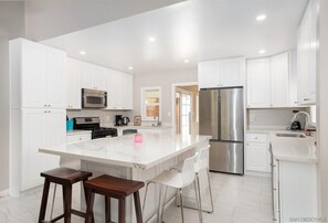 冷蔵庫、電子レンジ、オーブン、コンロ