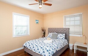 4 室のベッドルーム、デスク、アイロン / アイロン台、WiFi (無料)