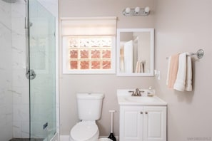 Een haardroger, handdoeken