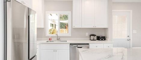 Frigorifero, microonde, forno, piano cottura