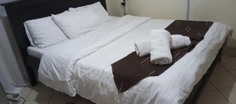 Lux Suites Attic Place Studio Apartemnts